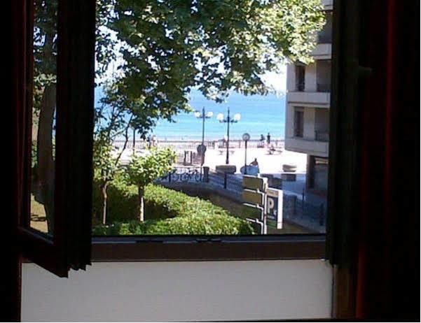 Hotel Ekia Pentsioa à Zarautz Extérieur photo